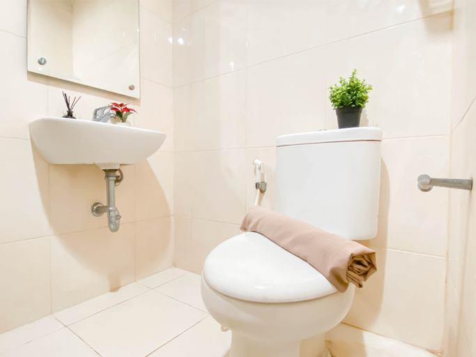 Bathroom 5, Simple Studio (No Kitchen) near President University at Elvis Tower Apartment By Travelio, Cikarang