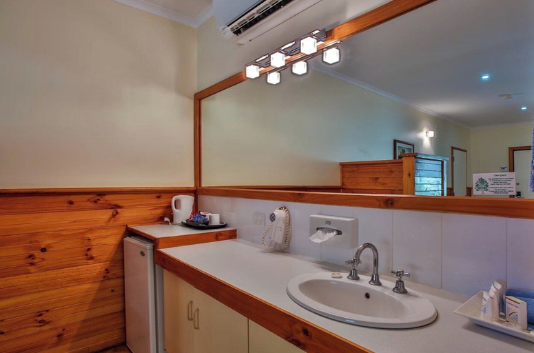 Bathroom 4, Kimberley Hotel Halls Creek, Halls Creek