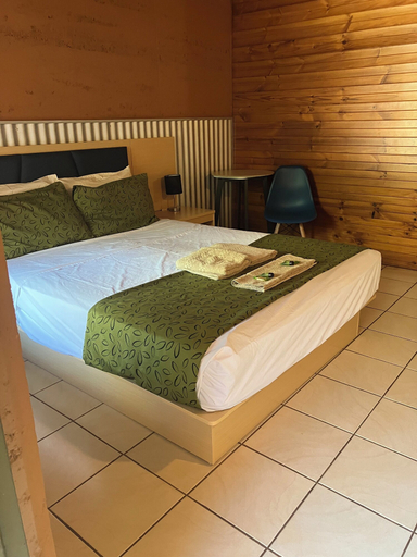 Bedroom 3, Territory Manor Motel & Caravan Park, Mataranka
