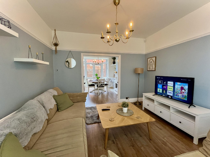 Others 5, Stylish 3-bed home in Prestwich with free parking, Bury