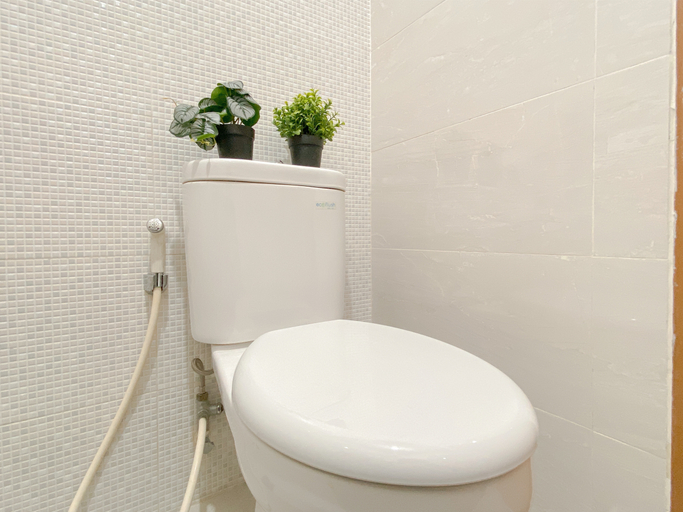 Bathroom 5, Warm Studio at Tifolia Apartment By Travelio, Jakarta Timur