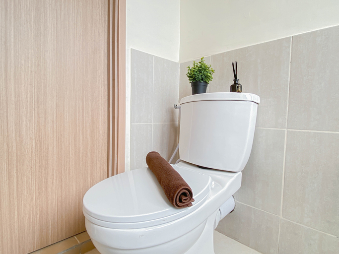 Bathroom 5, Modern Style 2BR Apartment at Meikarta By Travelio, Cikarang