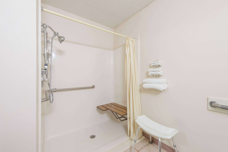Bathroom 5, Super 8 by Wyndham Jerseyville, Jerseyville