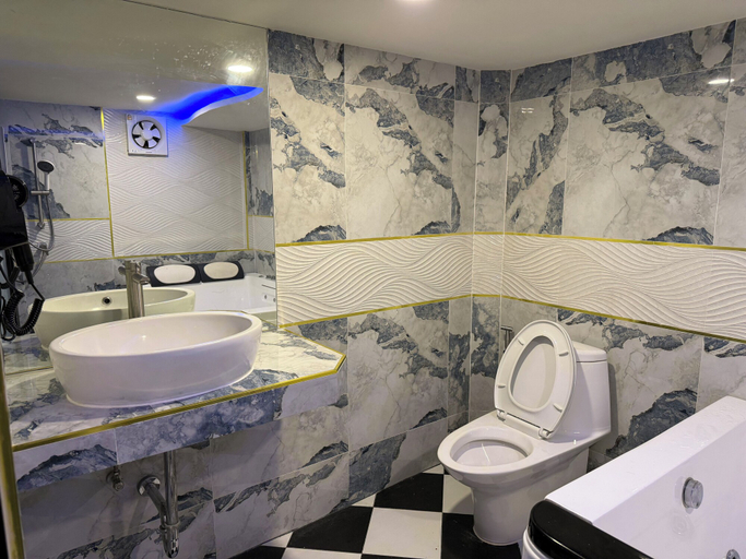 Bathroom 5, Bankhunchang Guest House, Bang Kapi