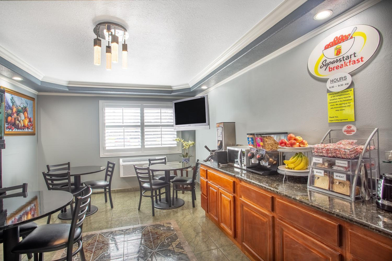 Food & Drinks 5, Super 8 by Wyndham Chico, Butte