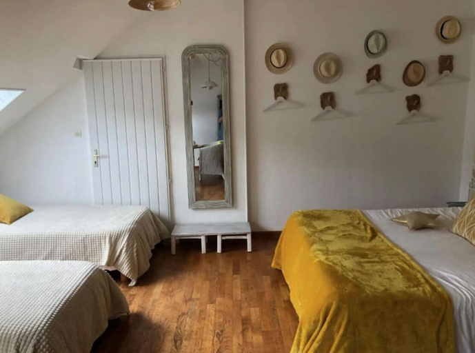 Bedroom, TOUT BONNEMENT BIEN, Calvados
