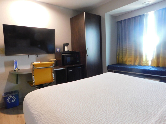 Bedroom 3, Microtel Inn & Suites by Wyndham Wheeling at Highlands, Ohio