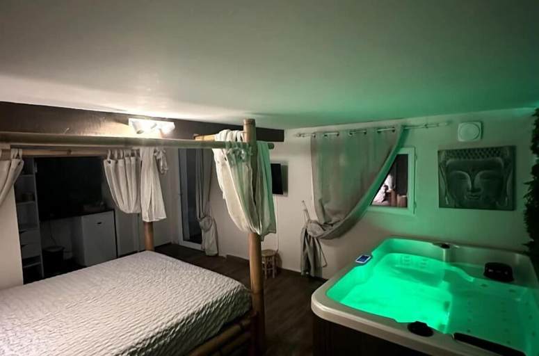 Bedroom 4, l'Everest Rooms, Bouches-du-Rhône