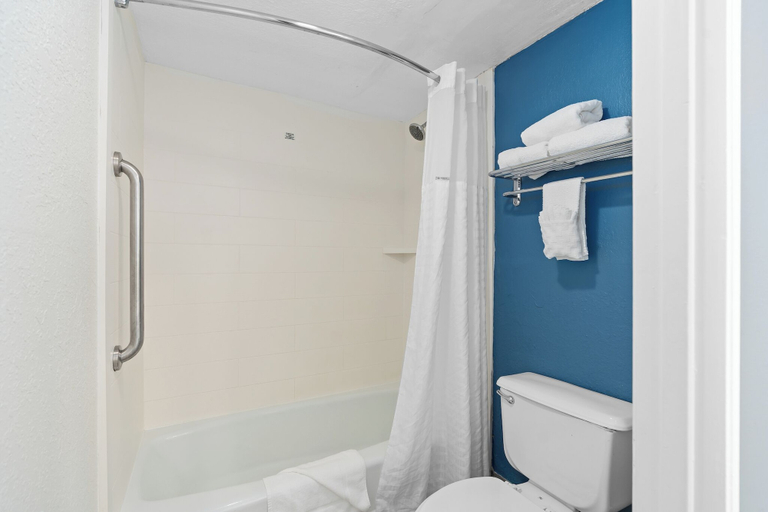 Bathroom 4, Baymont by Wyndham Orlando East, Orange
