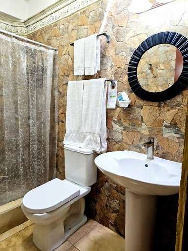 Bathroom 4, Hotel Antigua Inn, ZONA 10