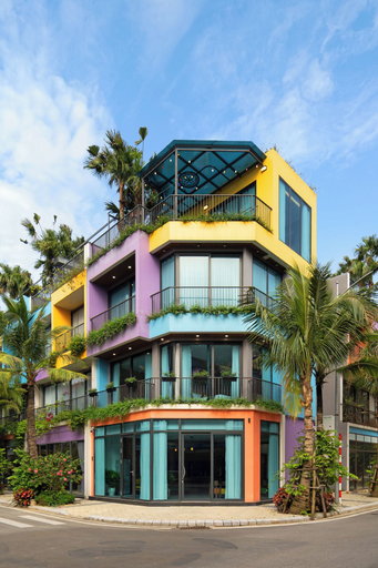 Exterior & Views