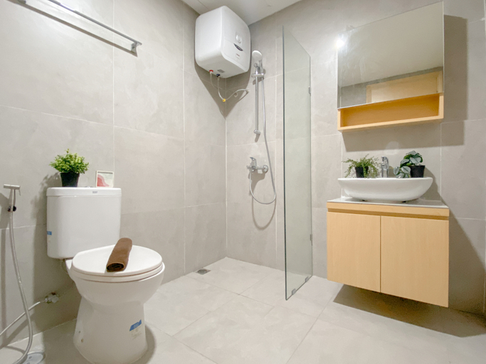 Bathroom 5, Simple 3BR at Pollux Chadstone Apartment By Travelio, Cikarang