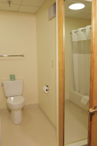 Bathroom 4, Silver Bay YMCA Inn and Conference Center, Warren