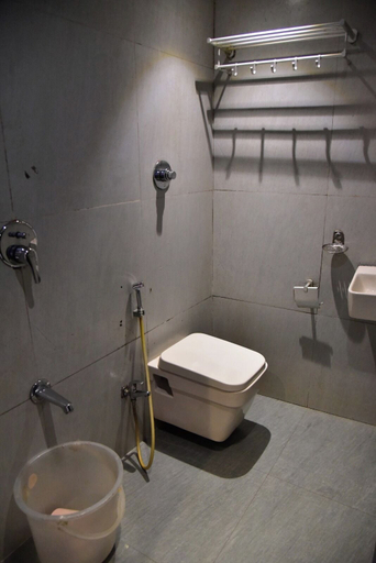 Bathroom 3, Hotel Embassy Suites, Mumbai Suburban