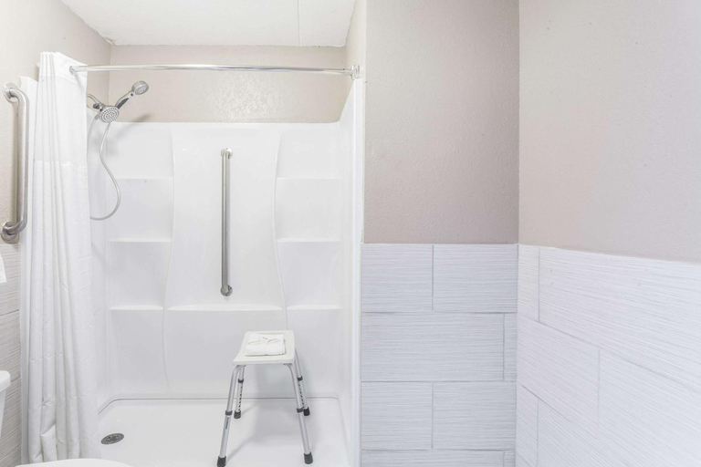 Bathroom 4, Super 8 by Wyndham Kingston, Roane