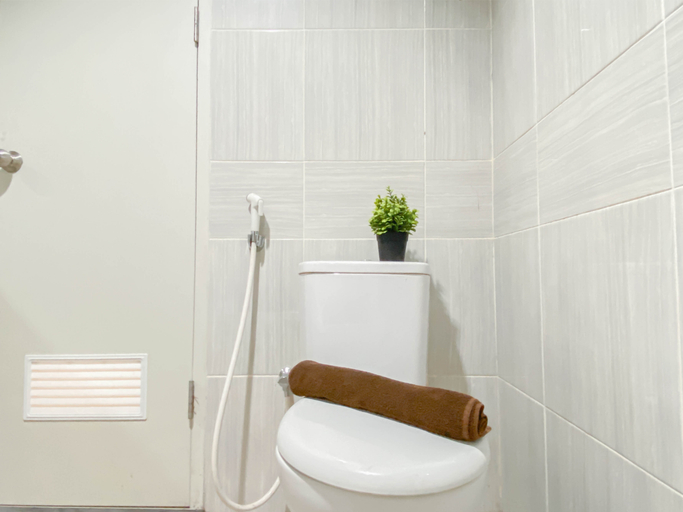 Bathroom 5, Neat 1BR at Vasanta Innopark Apartment By Travelio, Cikarang