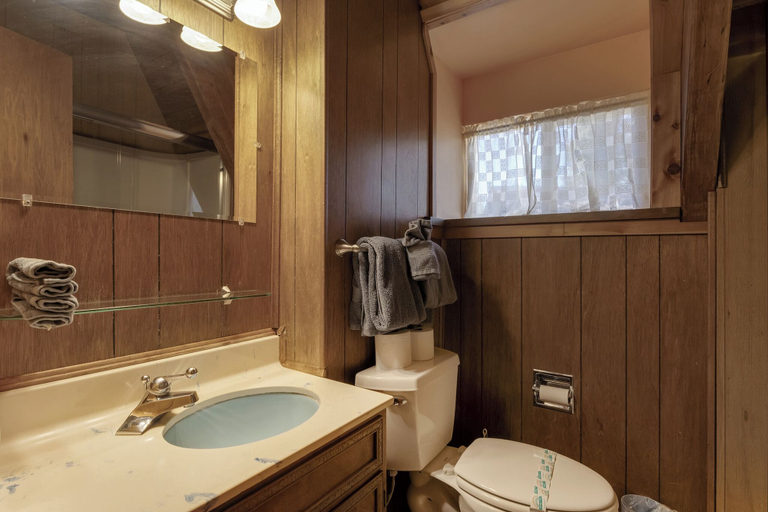 Bathroom 4, The Virginian, Placer