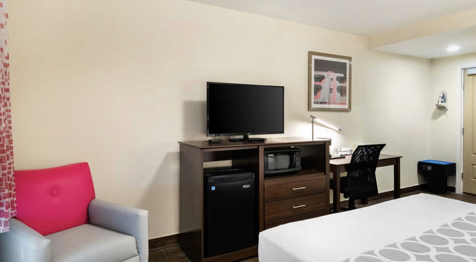 Bedroom 4, Downtown Hollywood Gardens Inn & Suites, Broward
