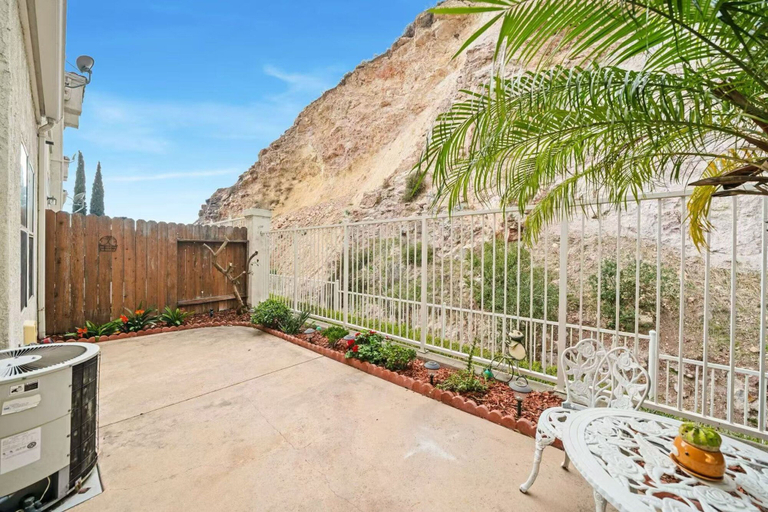 Room 4, Bright Townhome Retreat With Private Patio Walk Trails, Los Angeles