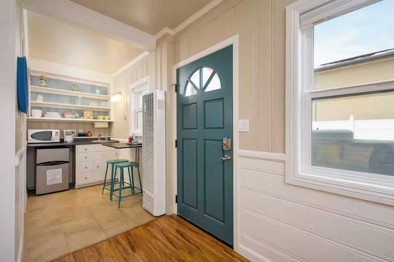 Others 5, Cozy Studio by the Bay Dock Access & Steps From Newport Hotspots, Orange