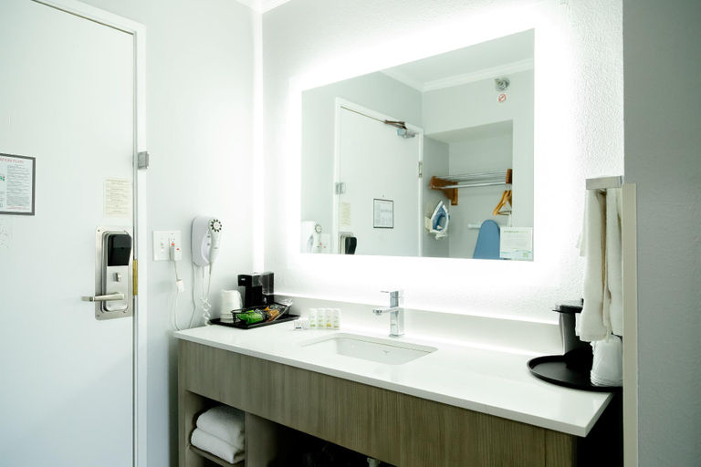 Bathroom 4, La Quinta Inn by Wyndham Birmingham - Inverness, Shelby