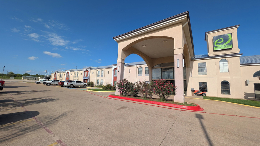 Exterior & Views 2, Executive Inn and Suites Wichita Falls, Wichita