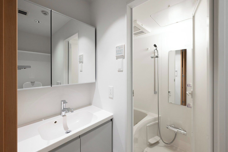 Bathroom 3, CREAL premier Omorikita, Ōta