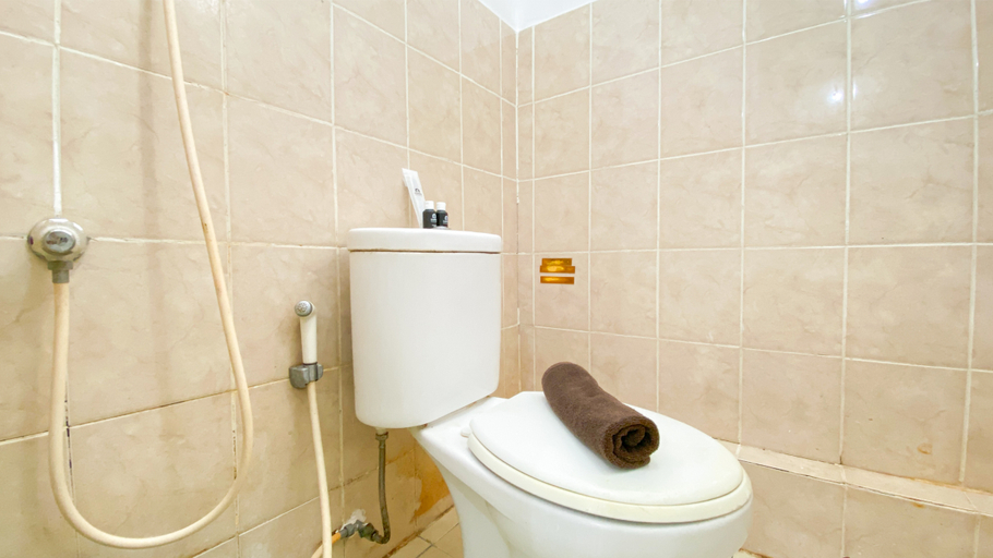 Bathroom 5, Homey and Modern 2BR at Green Bay Pluit Apartment By Travelio, Jakarta Utara