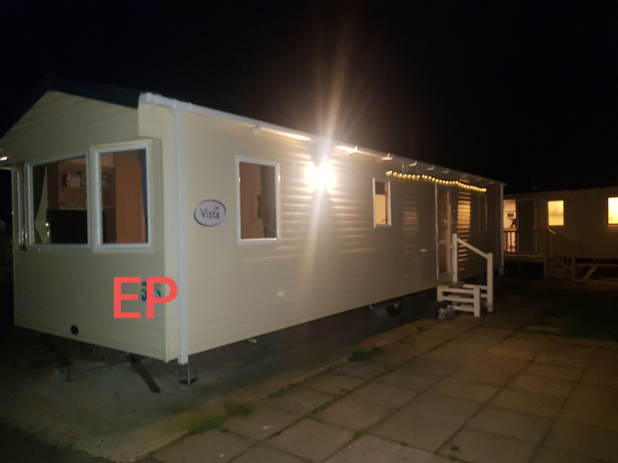 Exterior & Views 2, Lovely 3-bed Caravan in Towyn, Conwy