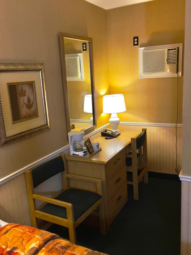 Bedroom 2, Adams Motel, Algoma
