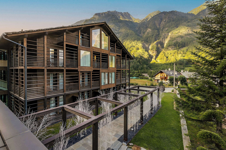 Exterior & Views