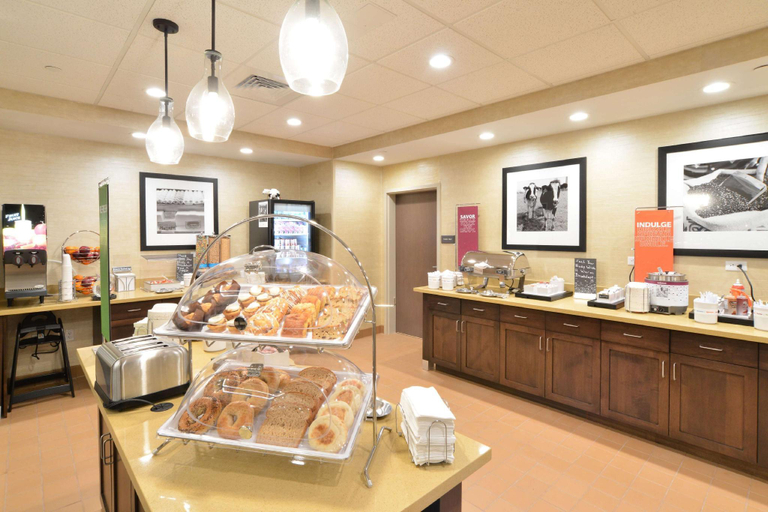 Food & Drinks 4, Hampton Inn & Suites Menomonie, Dunn