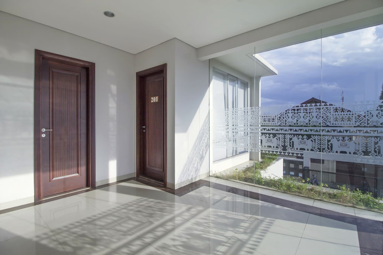 Exterior & Views 2, RedDoorz Plus near Kelapa Dua Kebon Jeruk, West Jakarta