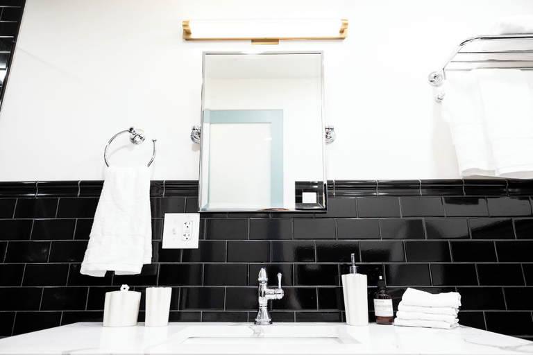 Bathroom 5, The Gas Lamp Hotel - Davy Suite, Philadelphia