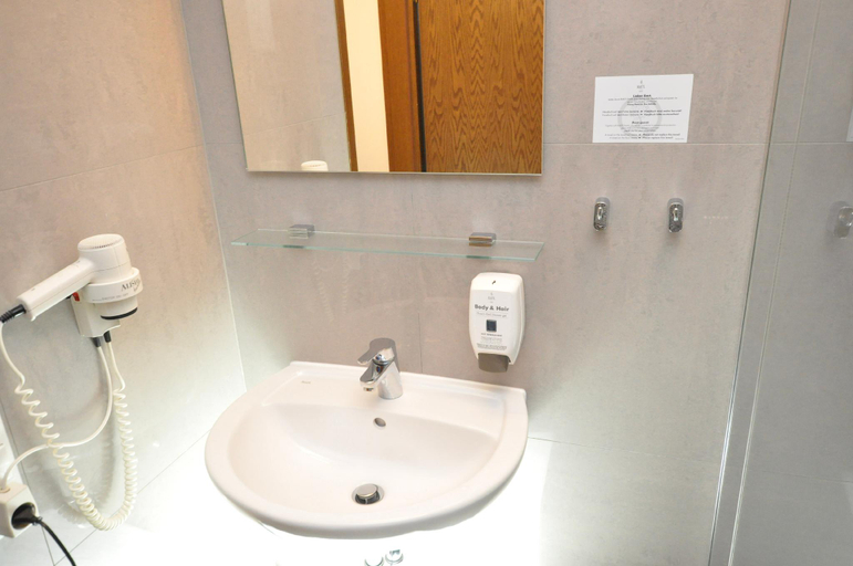 Bathroom 4, Hotel Perlach Allee by Blattl, München