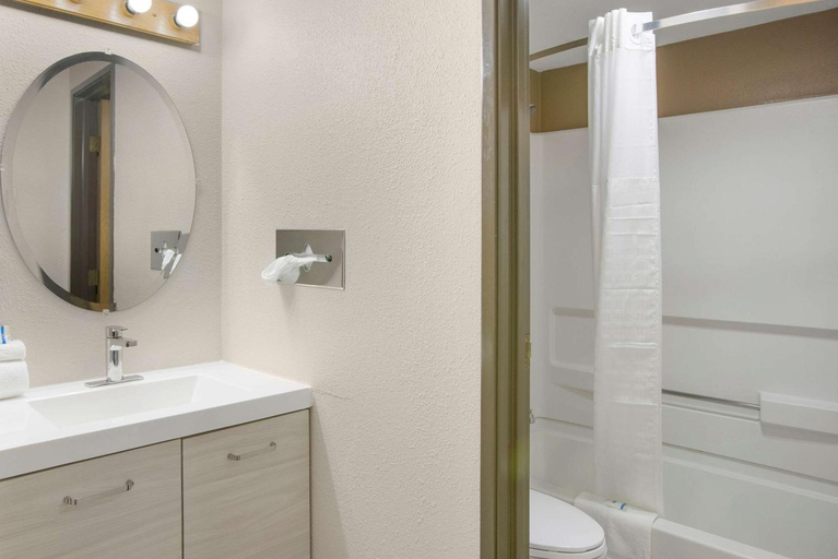 Bathroom 4, Rodeway Inn & Suites Grand Rapids Southeast, Kent