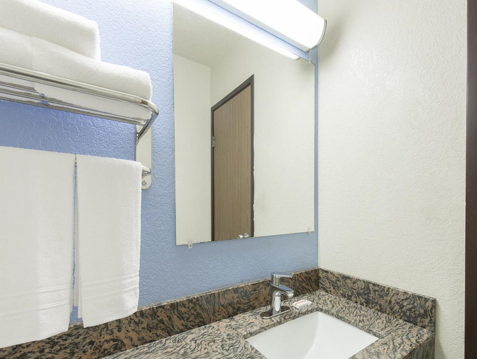 Bathroom 4, Super 8 by Wyndham New Castle, New Castle