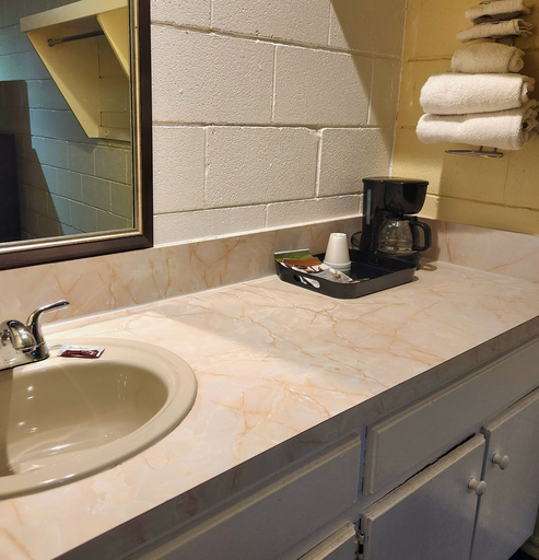 Bathroom 5, Budget Inn, Washington