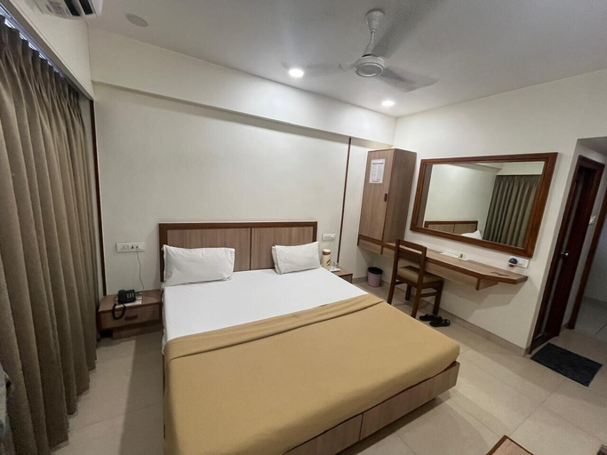 Bedroom, Hotel Golden Plaza, Surat