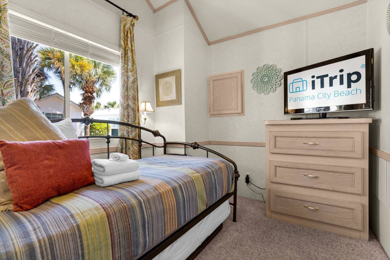 Bedroom 2, The Love Shack, Bay