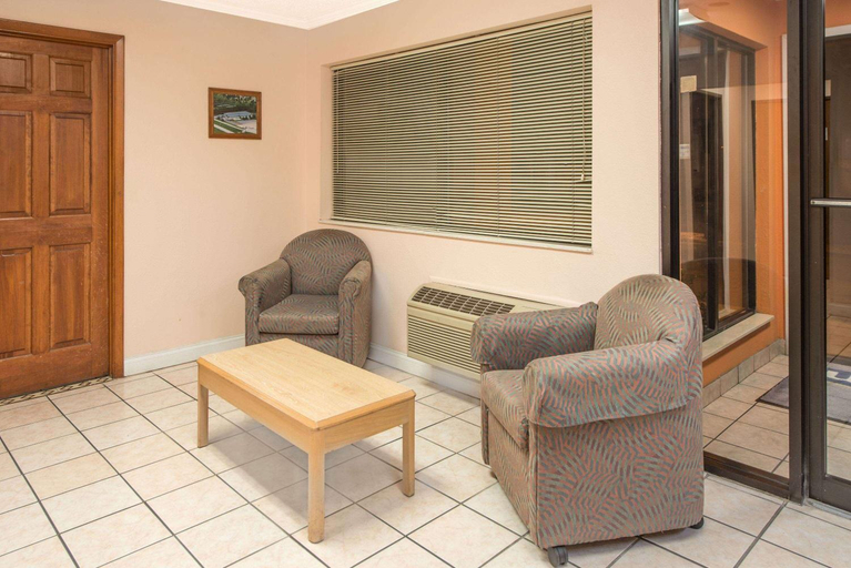 Public Area, Days Inn by Wyndham Kingdom City, Callaway
