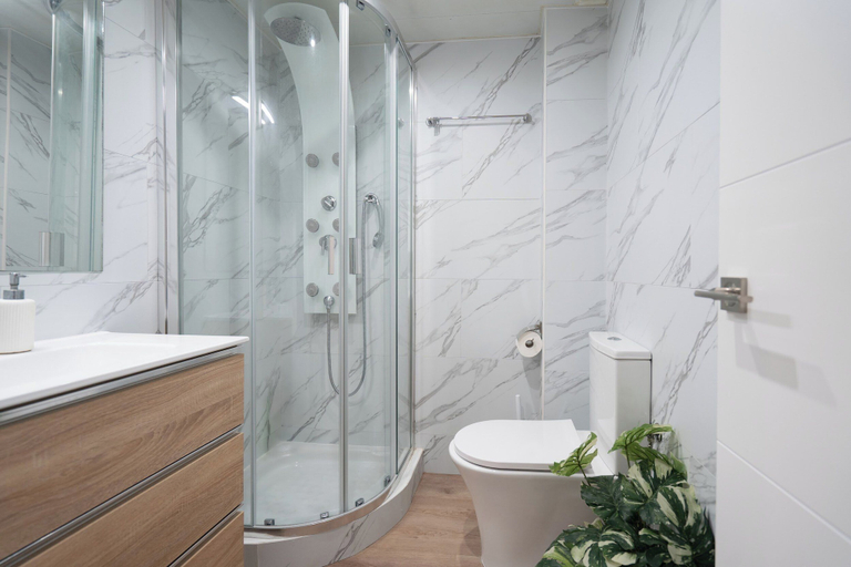 Bathroom 2, Castelldefels - Apartment - Sleeps 4 - Beach Side, Barcelona