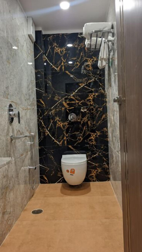 Bathroom, Shree Dhara Heaven, Varanasi