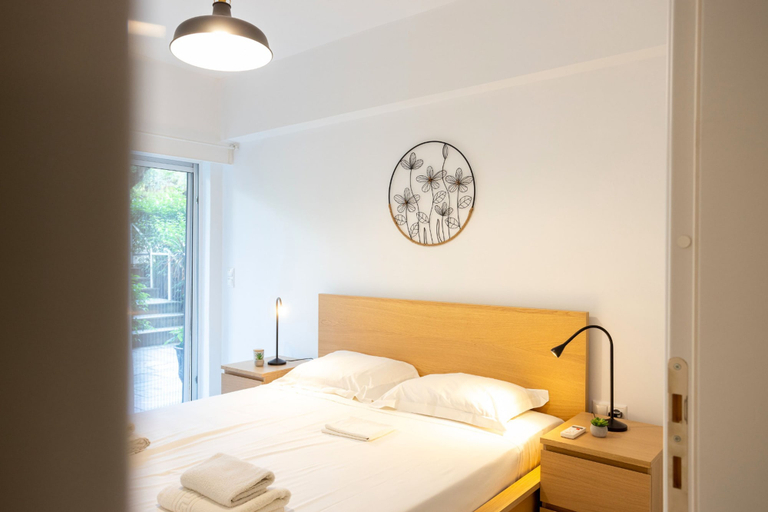 Room 5, Renovated 2-bedroom Apt Near the Athenian Coast, Attica