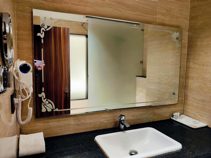 Bathroom 5, Mayur Hotel & Resort, Sitapur