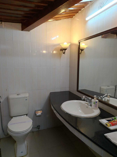 Bathroom 5, Manu Maharani Regency, Nainital