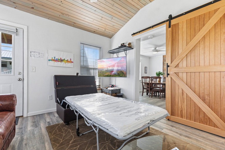Bedroom, Little Bit of Country, Sevier