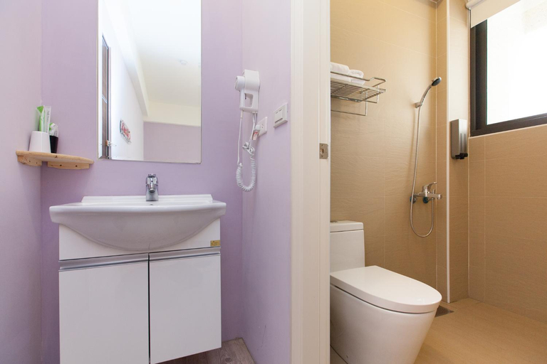 Bathroom 2, 花蓮幸福旅人民宿 近東大門夜市免費停車場, Hualien
