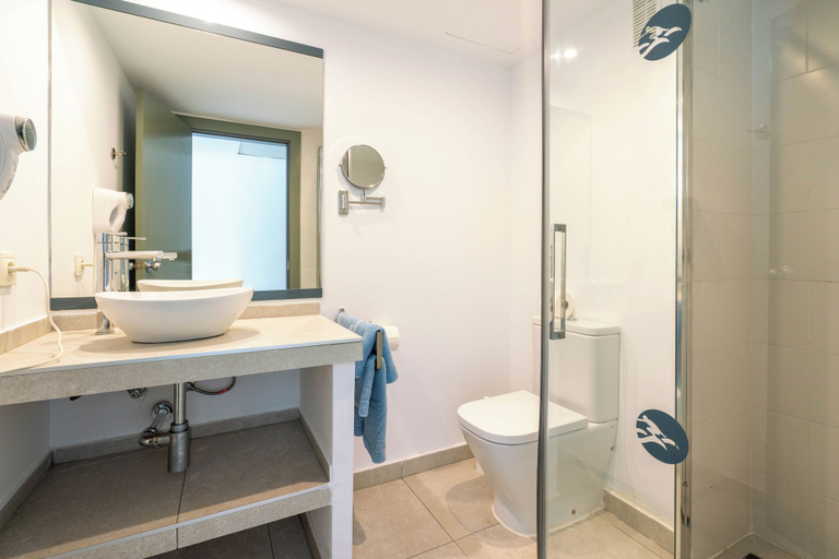 Bathroom 5, Guya Wave Hotel, Baleares