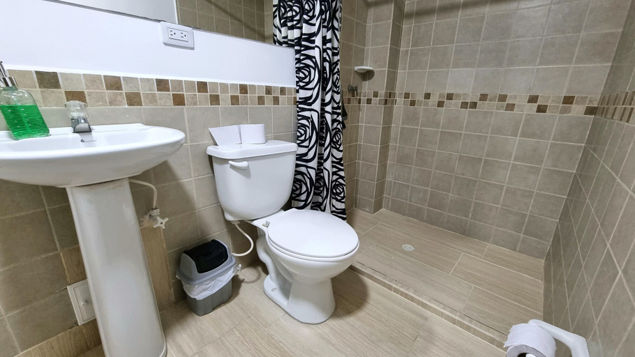 Bathroom, EDIFICIO SANTO TOMAS By Morada Bros., Medellín